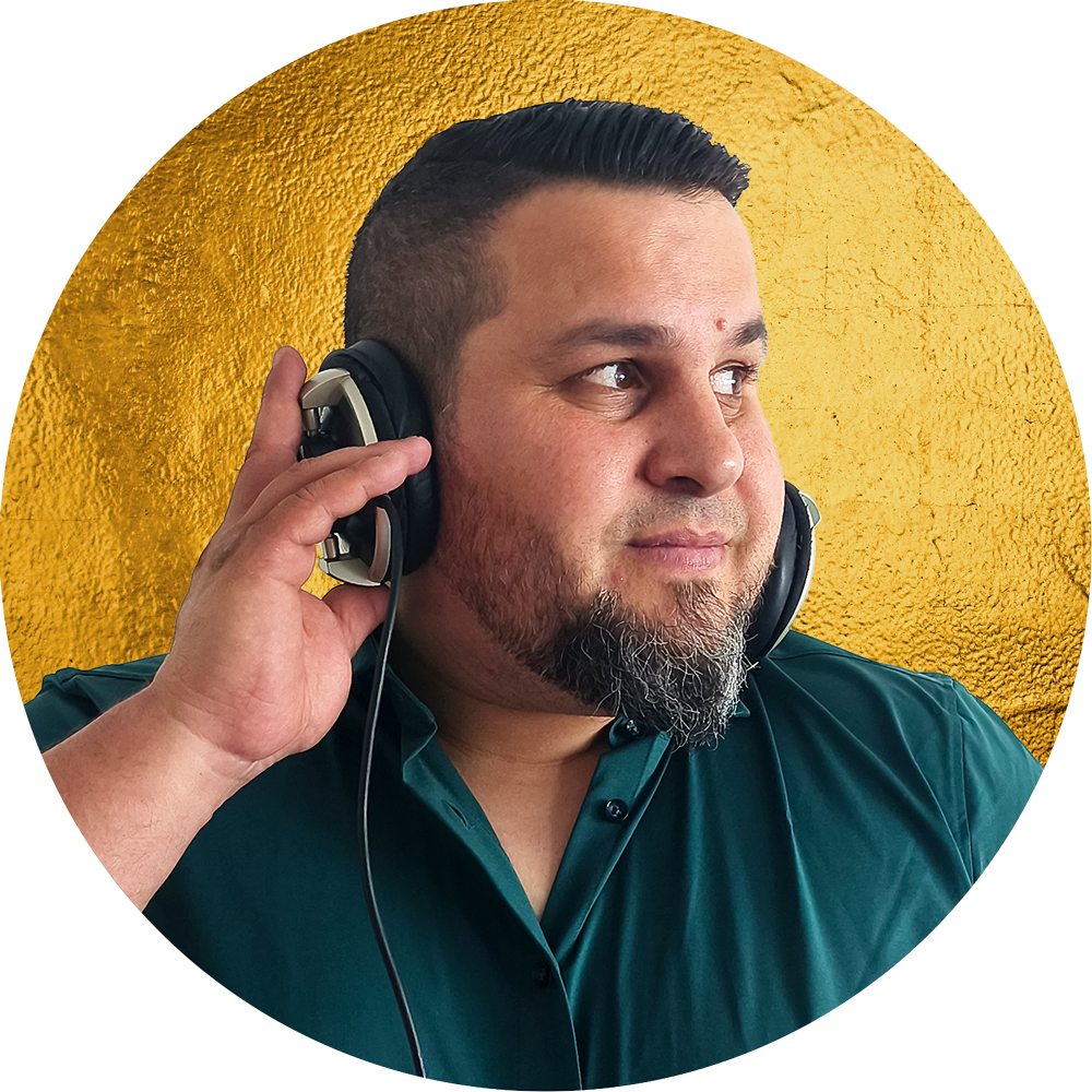 Social Media Profilbild von DJ Matthias Leichtle auf goldenem Hintergrund