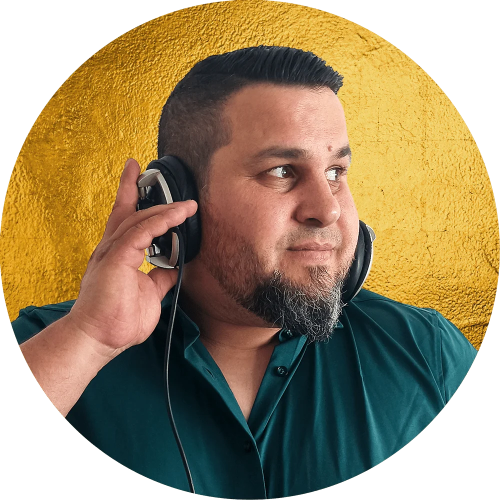 Social Media Profilbild von DJ Matthias Leichtle auf goldenem Hintergrund